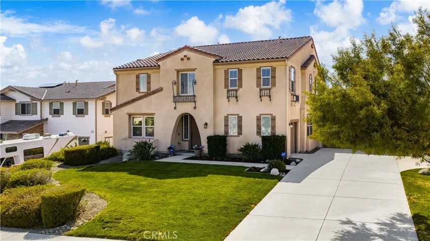 Wonderful curb appeal on a large 1600 square foot lot with city and mountain views