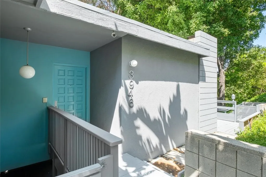 3946 Alta Mesa Dr