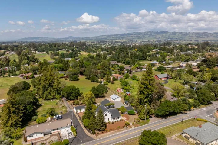 2212 Magnolia Avenue, Petaluma, California 94952