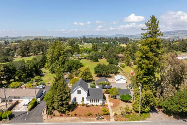 2212 Magnolia Avenue, Petaluma, California 94952