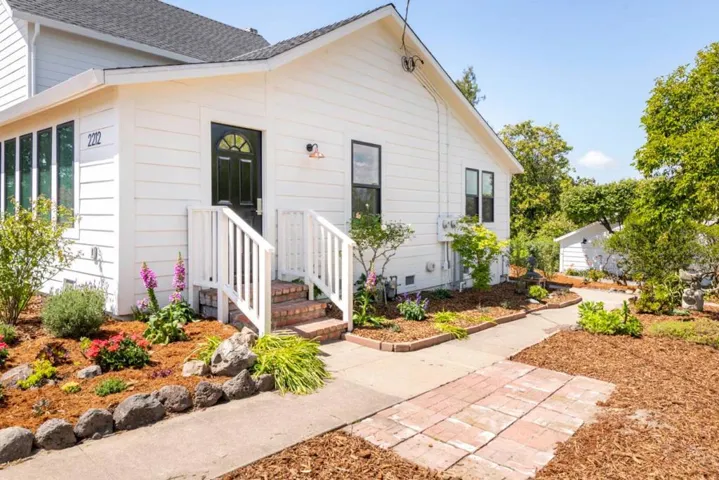 2212 Magnolia Avenue, Petaluma, California 94952