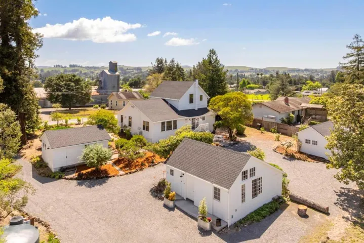 2212 Magnolia Avenue, Petaluma, California 94952