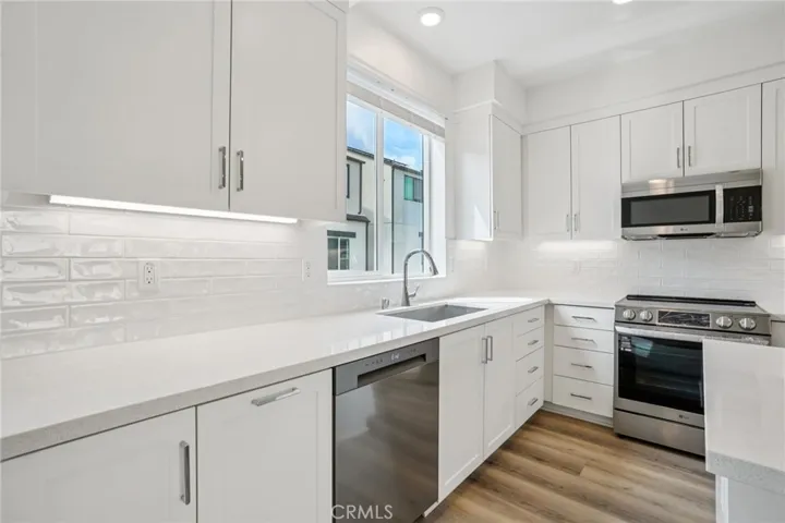 Kitchen with full backsplash