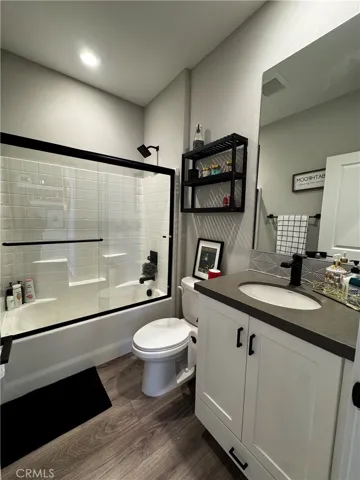 Bathroom 2 with bath tub