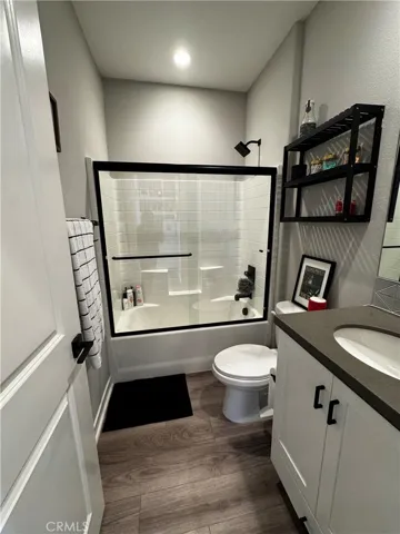 Bathroom 2 with bath tub
