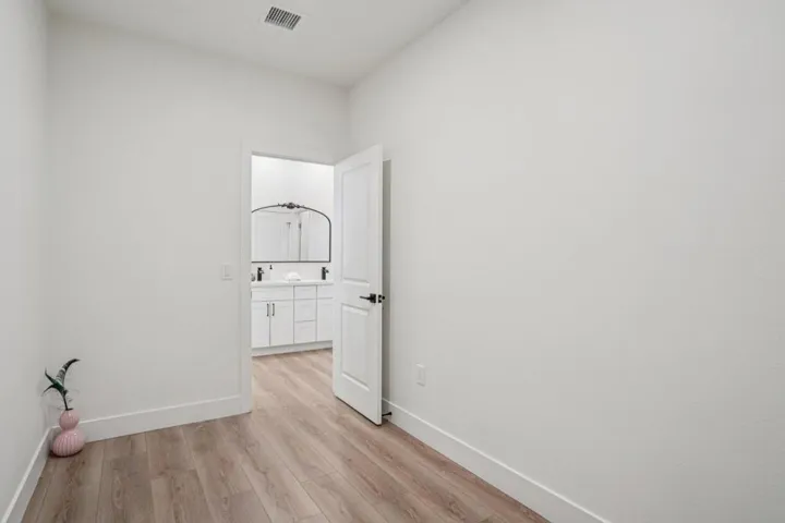 25-web-or-mls-Spyglass Ave-S3101-025