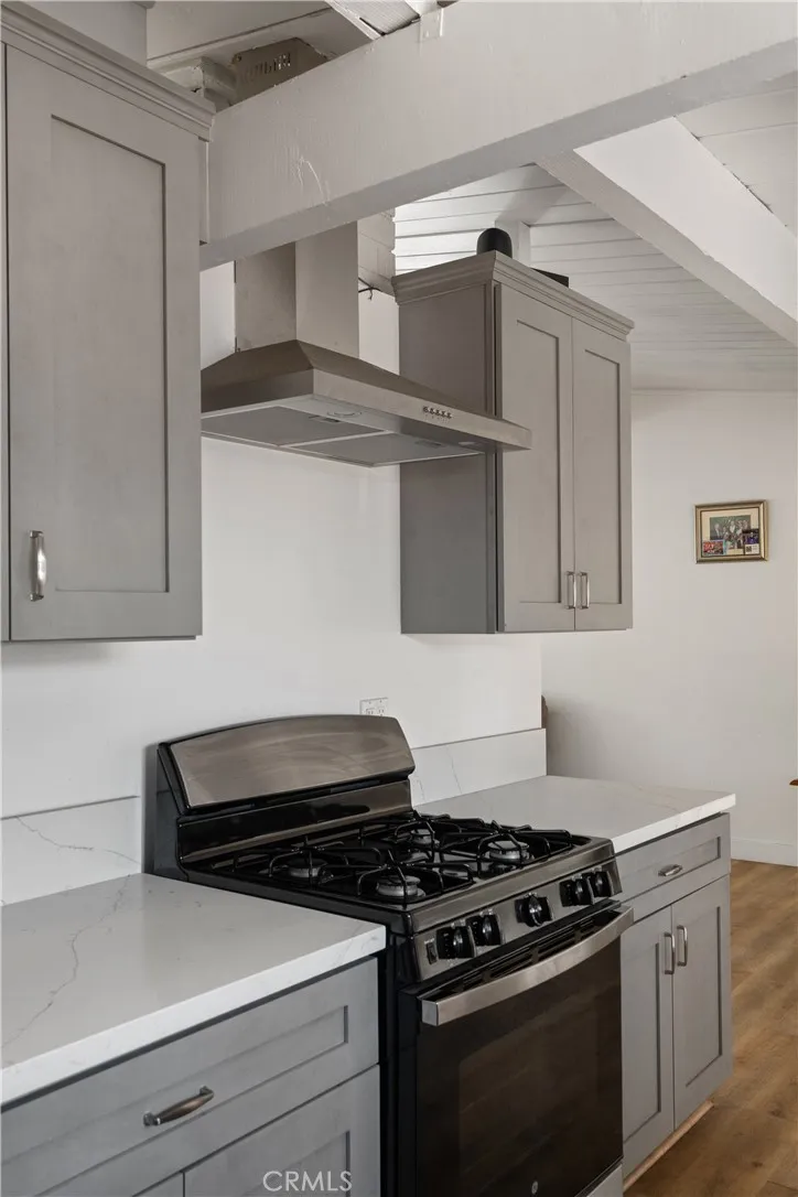 The kitchen boasts quartz counters.