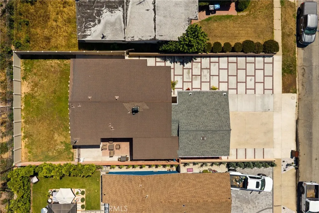 15420 Bonsallo Ave is located on a pleasant residential street in Gardena
