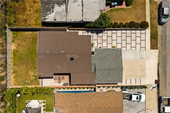 15420 Bonsallo Ave is located on a pleasant residential street in Gardena