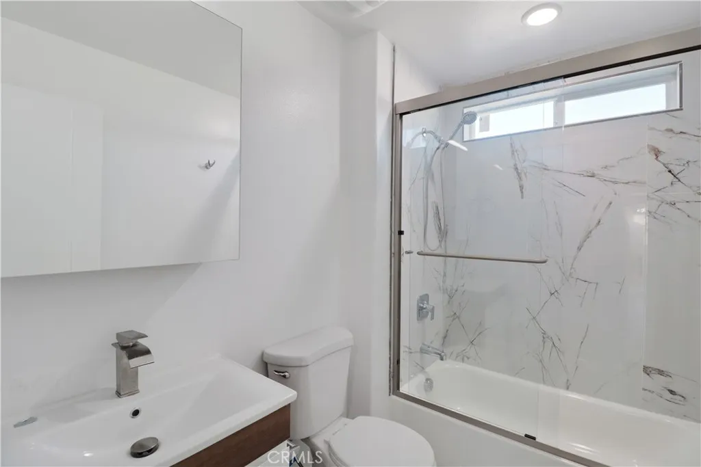Main House Upstairs Bathroom