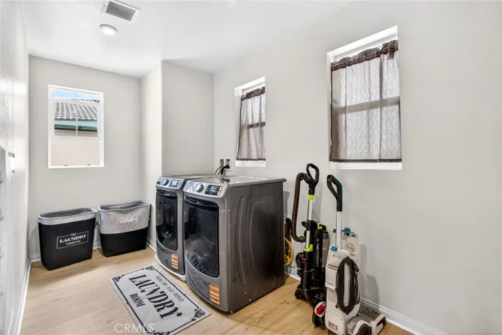 LAUNDRY ROOM UPSTAIRS