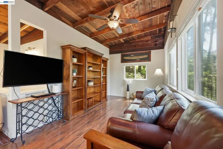 11700 Oak Rd, Forestville, California 95436