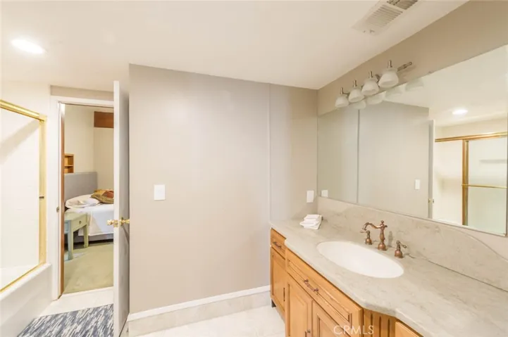 Jack and Jill downstairs full bath 2 vanity