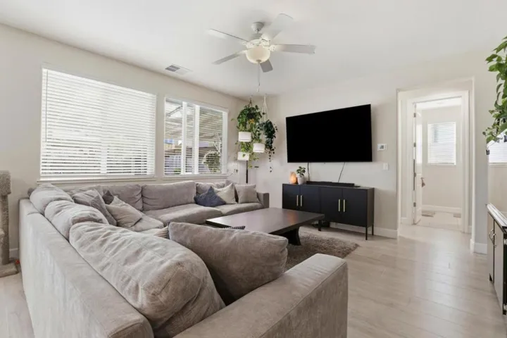 1097 Sunridge Drive, Hollister, California 95023