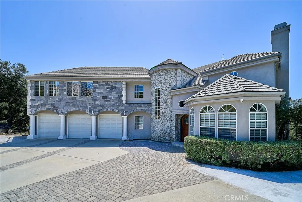 1089 Village Dr