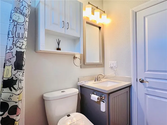 2nd bathroom - view 4