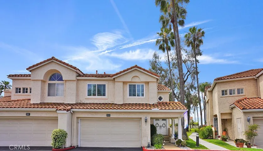213 Via Presa has 3 bedrooms, 2.5 bathrooms, a backyard and a 2 car direct access garage.