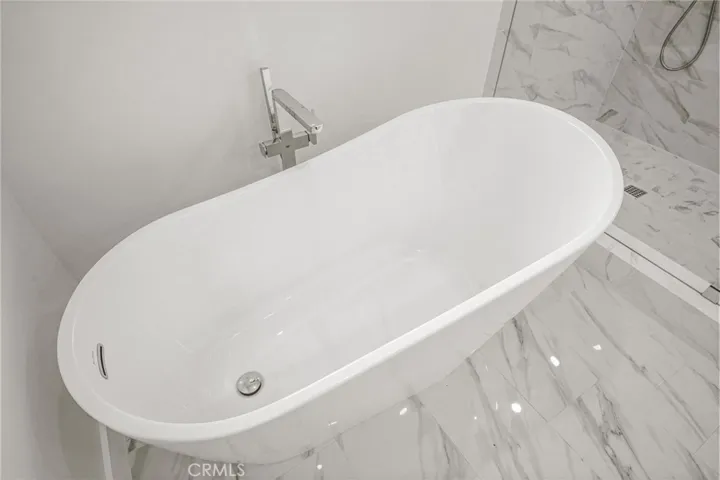 Soaking tub