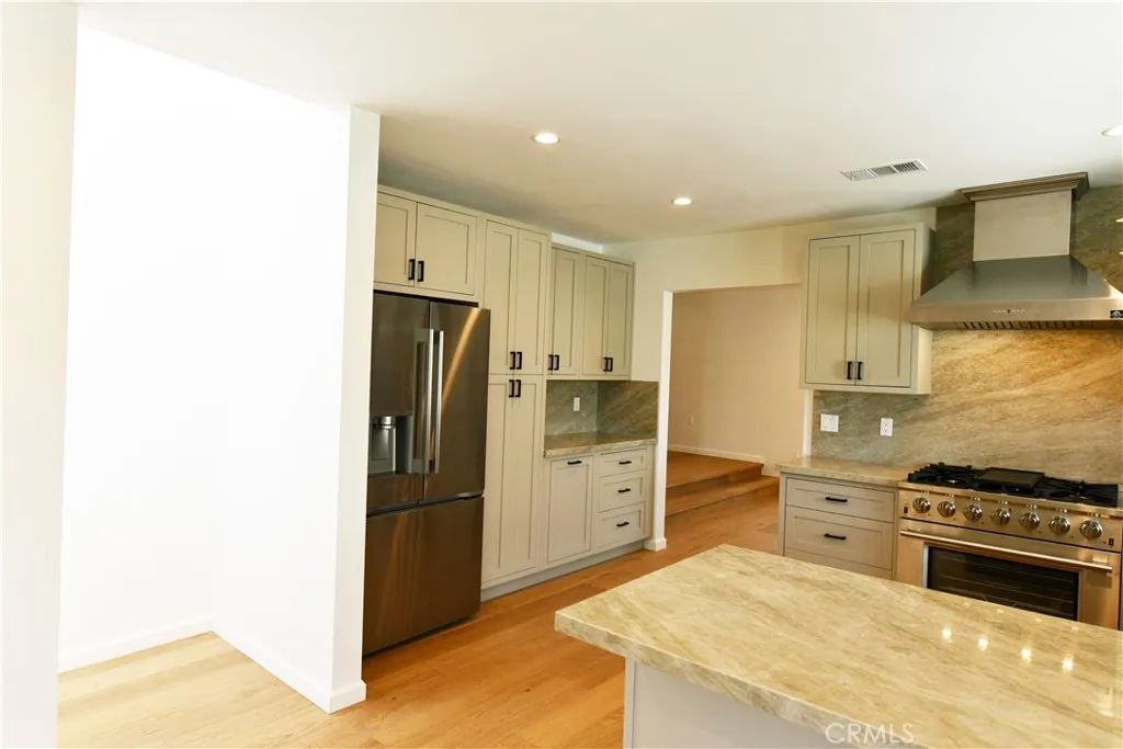 Kitchen - beautiful new cabinets & counters