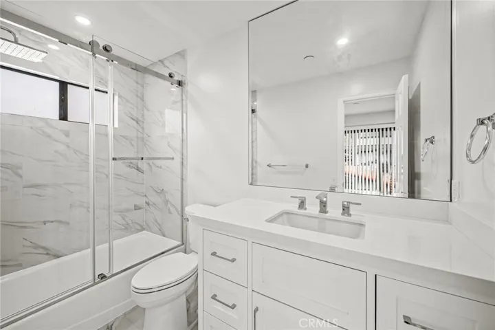 Primary bath Unit A with tub/shower