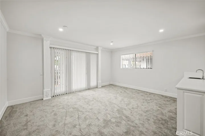 Living/dining area