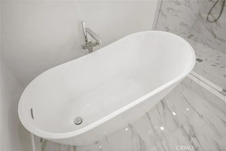 Soaking tub - Unit B
