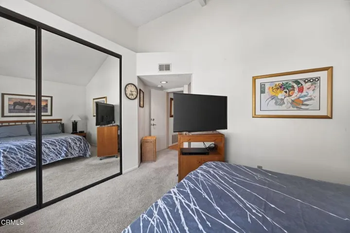 24-web-or-mls-Upmarket Media-1230Tiv095