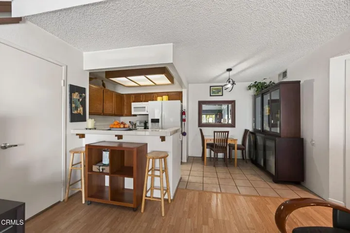 17-web-or-mls-Upmarket Media-1230Tiv073