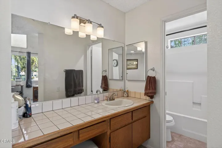25-web-or-mls-Upmarket Media-1230Tiv097