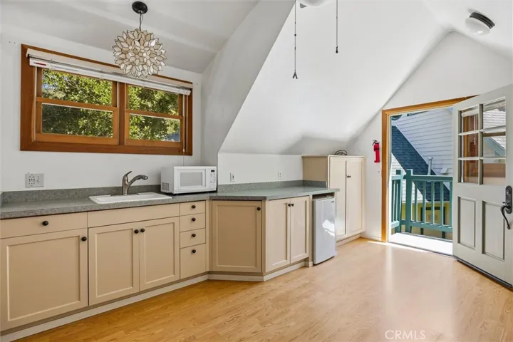 Private studio apartmt with cabinets, microwave, sink and full bathroom