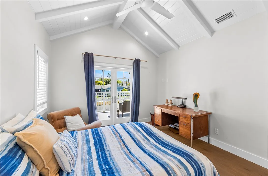 High beam ceilings in bedroom

