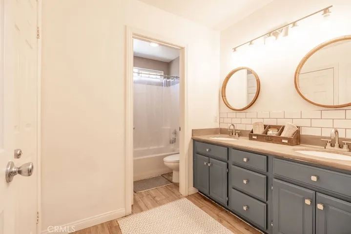 UPSTAIRS FULL BATH
