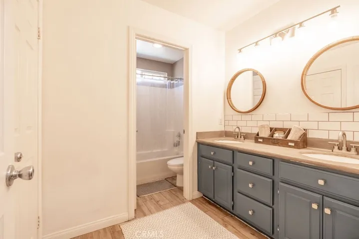 UPSTAIRS FULL BATH