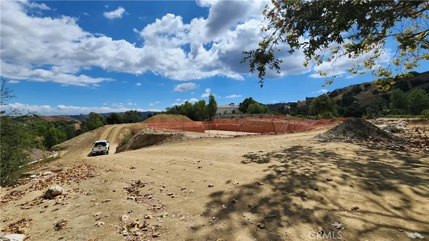 Entry to graded lot from front driveway area.