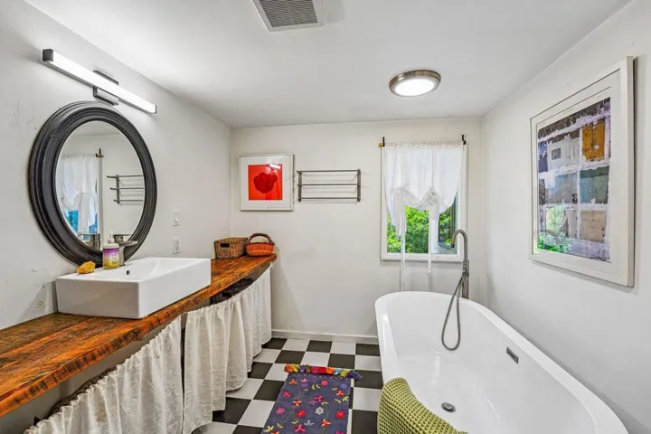 8-web-or-mls-Marian View Dr-S0105-017