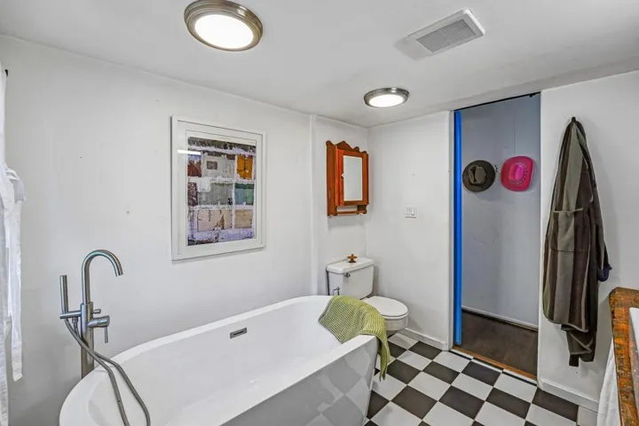 9-web-or-mls-Marian View Dr-S0105-018