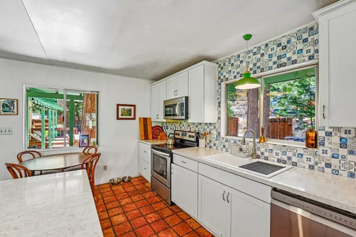 6-web-or-mls-Marian View Dr-S0105-009