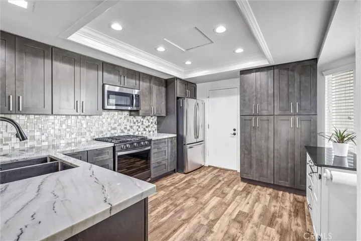 The kitchen. Newer appliances.