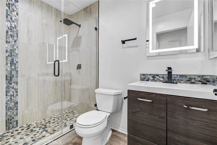 Secondary bathroom.