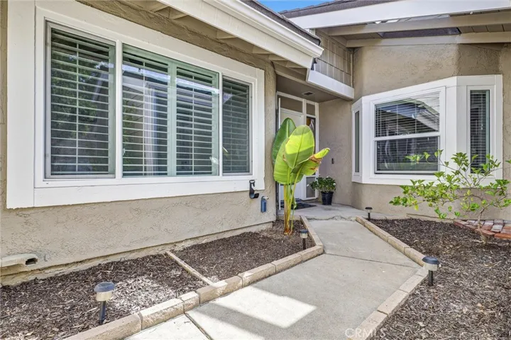 Nice private entryway, newer windows.
