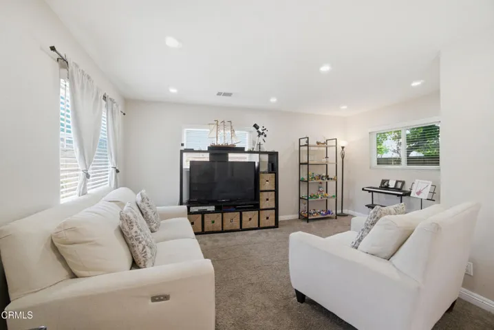 20_family room