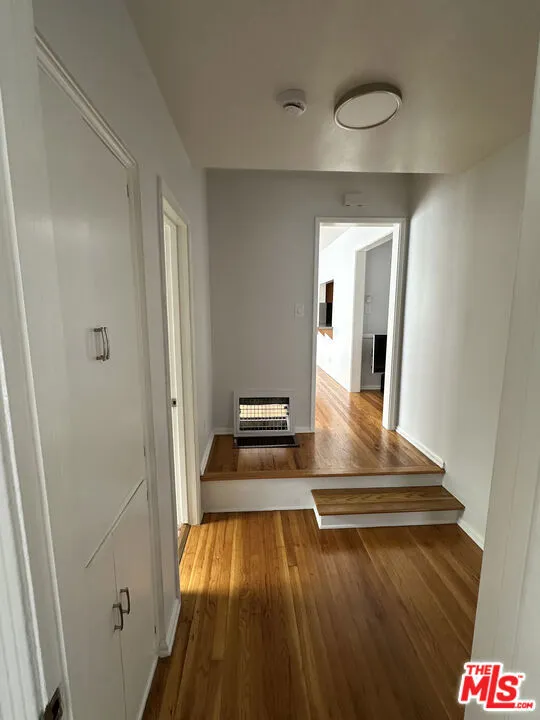 Hallway w 2 stairs