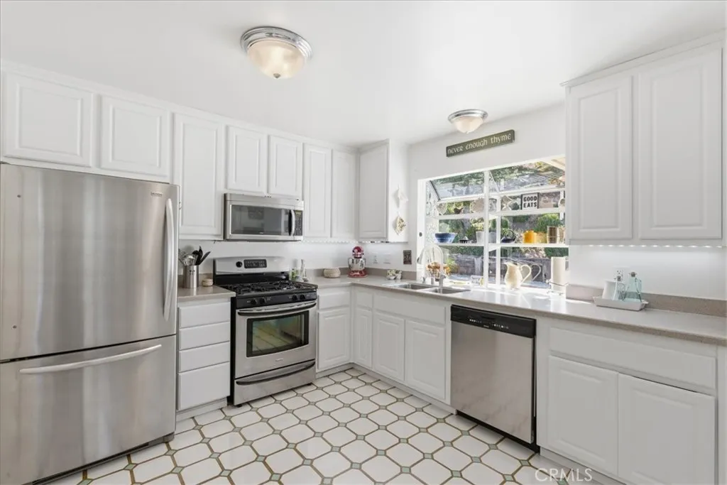 Light and bright kitchen