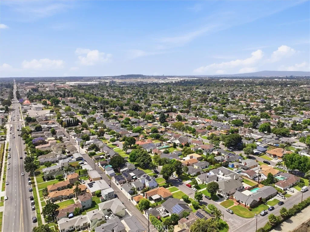 Desirable Long Beach neighborhood of Lakewood Village!!!!