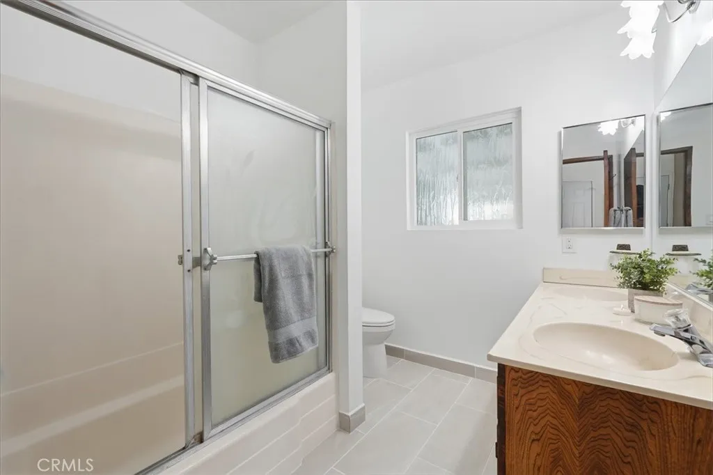 Full bath with dual sinks