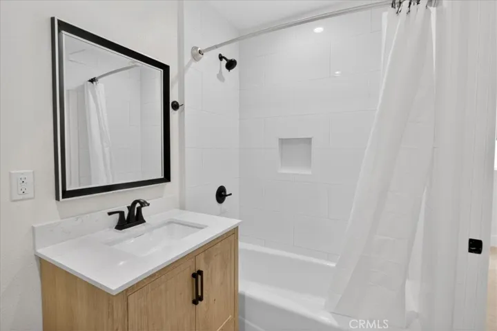 16619 Lake Avenue, Paramount, California 90723