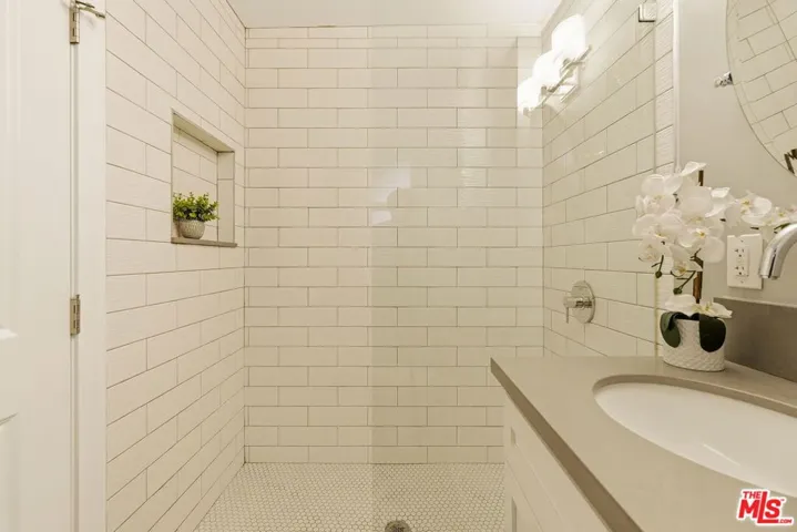 1026 S Windsor Boulevard, Los Angeles, California 90019
