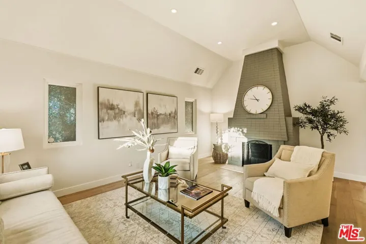 1026 S Windsor Boulevard, Los Angeles, California 90019