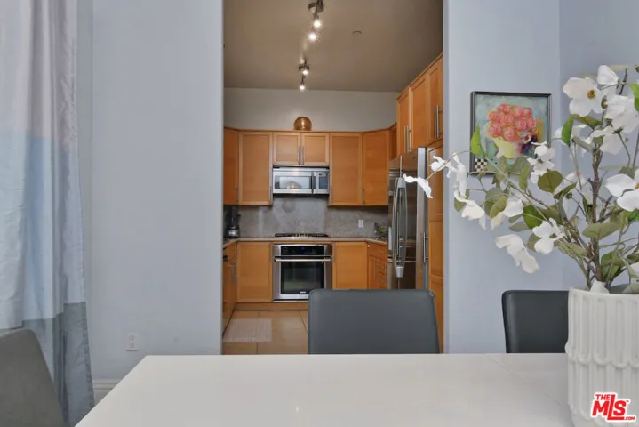 14315 Magnolia Boulevard 101, Sherman Oaks, California 91423
