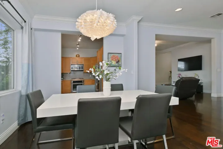 14315 Magnolia Boulevard 101, Sherman Oaks, California 91423